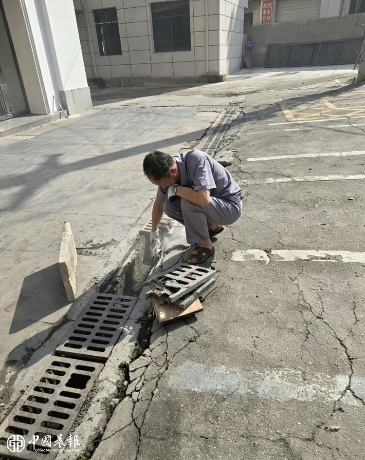 新村街道奥林社区:纪检监督解民忧 疏通管道修盖板 新村街道奥林社区:纪检监督解民忧 疏通管道修盖板
