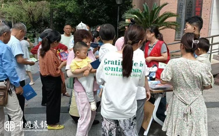 太白园街道曙光村社区开展社会保障卡一卡通服务宣传活动