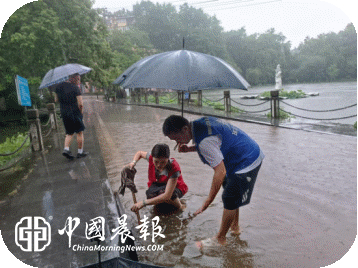 珠山街道：“红马甲”雨中逆行 守护瓷都“烟火气”（组图）