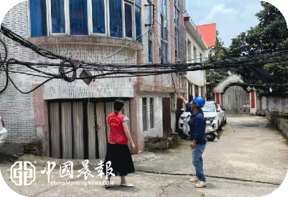 整治垂落下沉线缆隐患 筑牢街巷通行安全防线 | 新村街道北路社区精准排险办实事暖民心