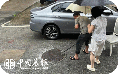 暴雨中的坚守｜新村街道北路社区快速处置移位井盖，筑牢居民出行安全防线
