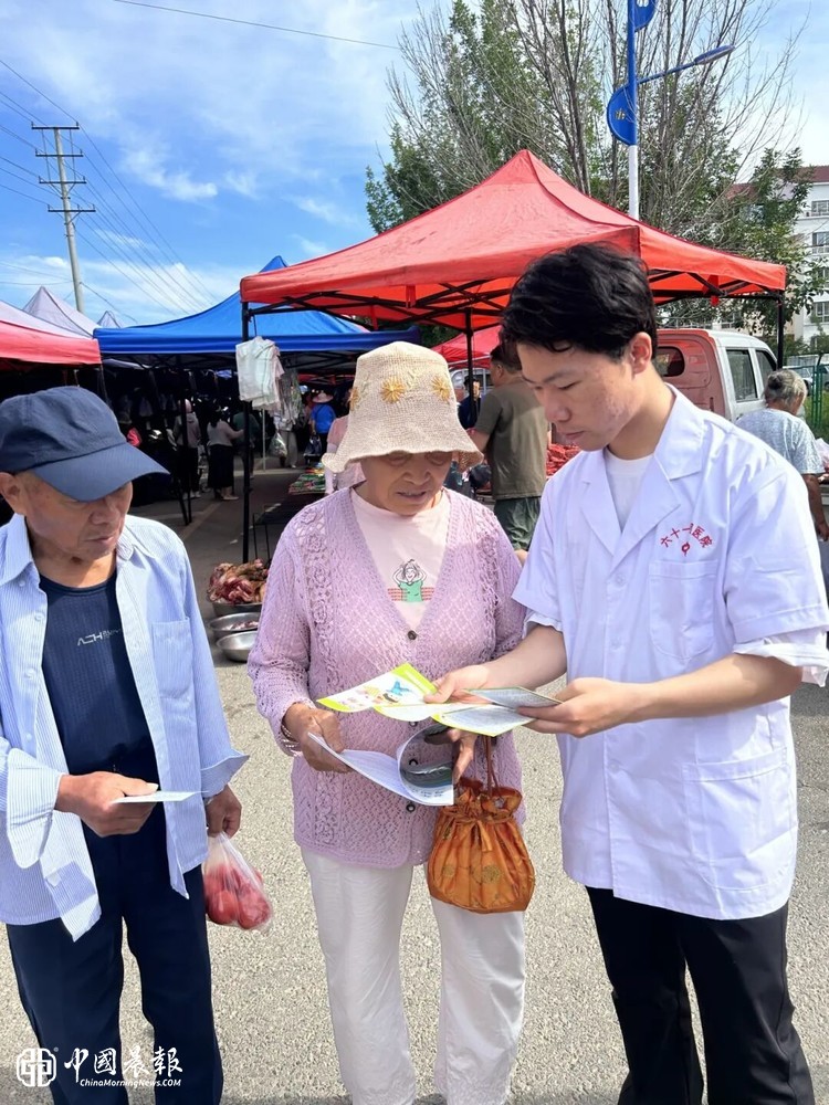 公益进巴扎 热血传爱心|61团民政服务站联合医院开展无偿献血宣传活动