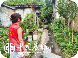 太白园街道西瓜洲社区纪检监督员开展“靠前监督守防线 下沉一线抓防汛”安全排查工作