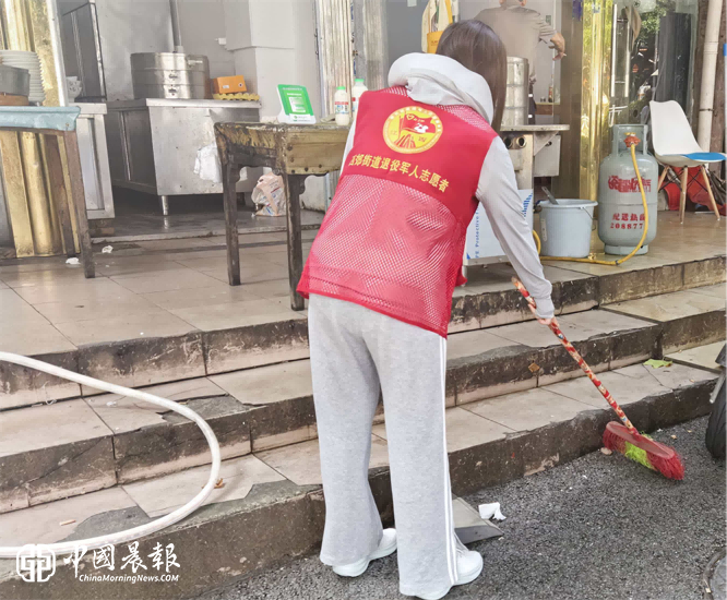 西郊街道东风坦社区精细化整治环境焕新颜 井盖修补除隐患