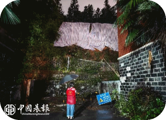 昼夜坚守防汛情  昌河街道梦园社区织密防汛安全防护网