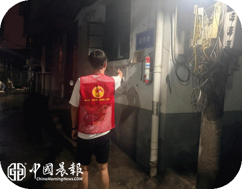 “新长征”旗帜雨中扬 | 太白园街道浙江路社区退役军人志愿者筑牢防汛“红色堤坝”
