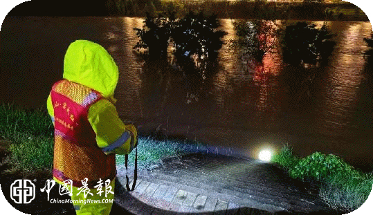 太白园街道西瓜洲社区开展“闻汛而动守一线 筑牢社区安全防线”防汛工作