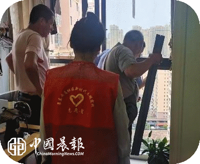 暴雨破窗扰安居 | 昌河街道景东安厦社区、物业暖心修缮守护孤寡老人平安 暴雨破窗扰安居 | 昌河街道景东安厦社区、物业暖心修缮守护孤寡老人平安