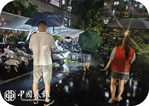 暴雨过后迅速行动 昌河街道景东安厦社区为民办实事暖民心