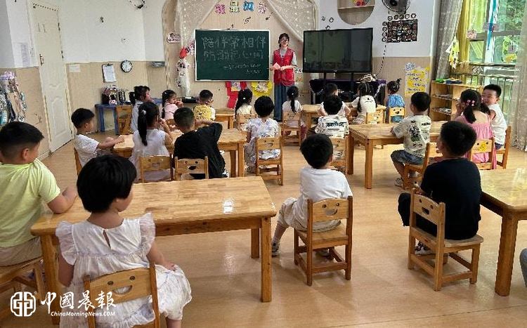新村街道茶叶坞社区开展“筑牢夏日安全防线·暖心护苗平安”暑期儿童防溺水宣教活动 新村街道茶叶坞社区开展“筑牢夏日安全防线·暖心护苗平安”暑期儿童防溺水宣教活动