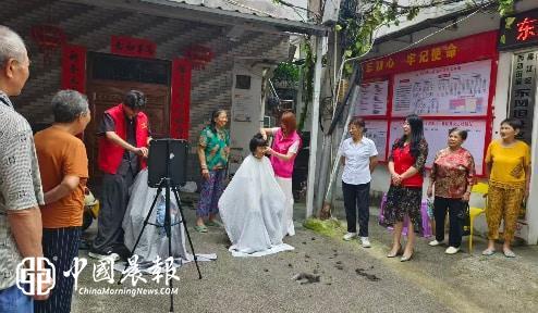 爱心义剪进社区 丝丝暖意暖民心 |  西郊街道东风坦社区联合名艺美业开展便民志愿服务
