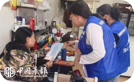 周路口街道广场社区上门走访商户　精准服务优化营商环境