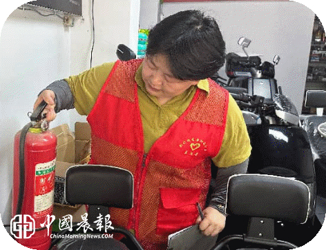 ​筑牢消防安全防线 夯实营商安全根基 | 新村街道梨树园社区开展商铺灭火器专项检查优化营商环境