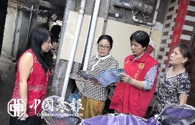 西郊街道东风坦社区入户宣讲民政救助政策 暖心服务送到居民家门口