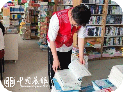 太白园街道小路园社区开展“暑期护苗不松懈  扫黄打非筑防线”宣传活动