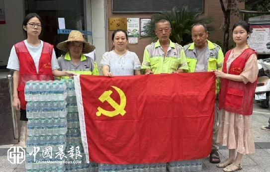 太白园街道曙光村社区开展“炎炎夏日送清凉 心系环卫暖人心”主题活动 太白园街道曙光村社区开展“炎炎夏日送清凉 心系环卫暖人心”主题活动