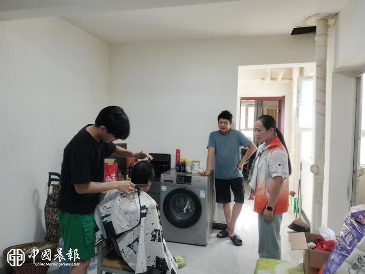 暖心义进家门.细微服务暖桑榆  ——三十团民政服务站开展上门便民义剪志愿服务