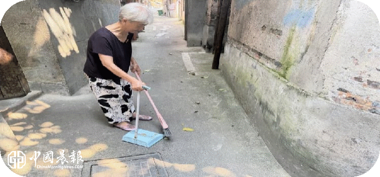 周路口街道赛跑坦社区瓷都好人——刘宝琳义务清扫道路