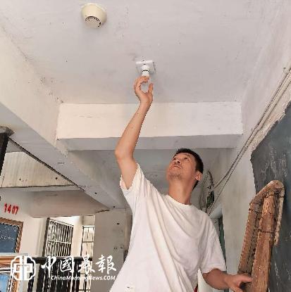 党建引领优服务 点亮楼道暖民心|昌河街道景东安厦社区联合物业开展楼道灯具专项维保行动 党建引领优服务 点亮楼道暖民心|昌河街道景东安厦社区联合物业开展楼道灯具专项维保行动