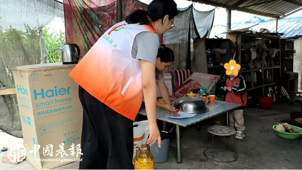 温情暖童心 关爱伴成长——61团民政服务站走访慰问困境儿童家庭
