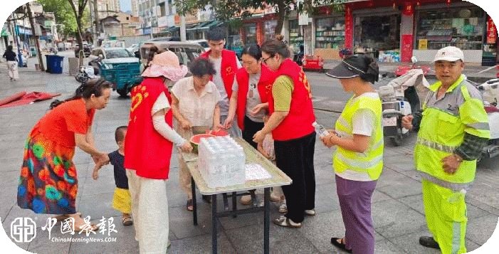 党员先锋送凉意 温情守护一线人 | 周路口街道金家弄社区开展夏日送清凉暨安全宣传活动