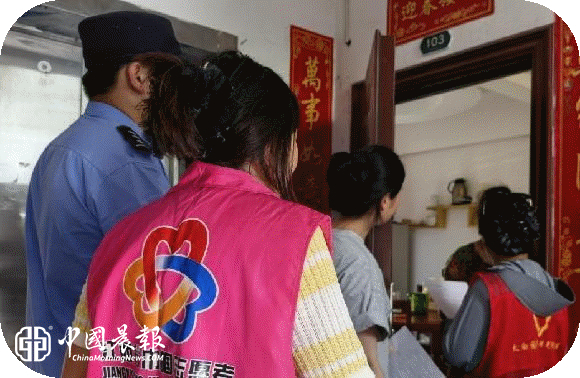 太白园街道曙光村社区开展平安建设“双提升”入户宣传活动