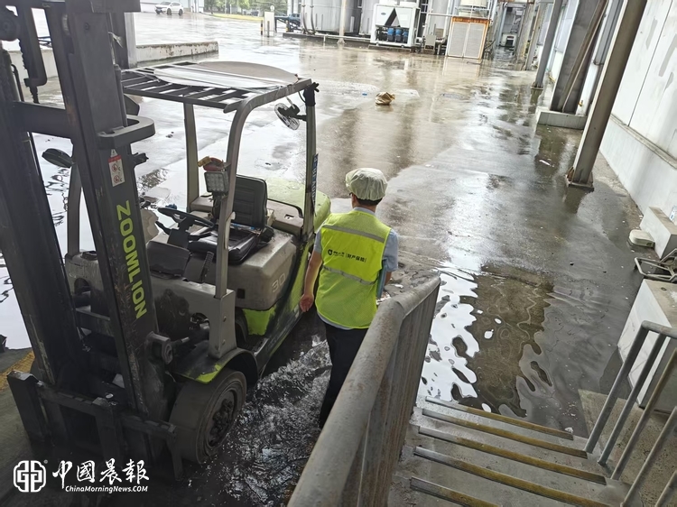 国寿财险无锡公司全力迎战台风“白海豚”