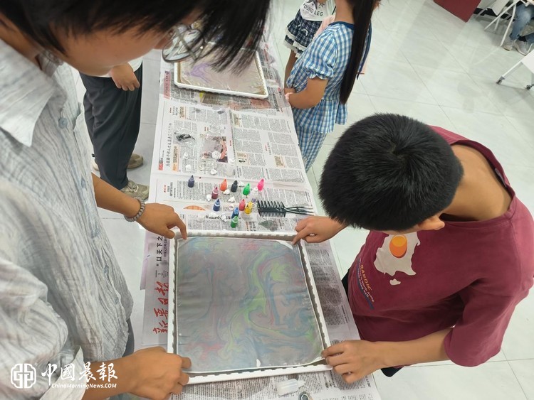 巧手童心 快乐一夏  ——三十一团民政服务站开展青少年非遗水拓丝巾手工成长小组活动
