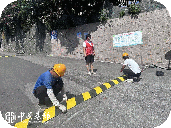 小小减速带筑牢安全线 新村街道梅家岭社区暖心解民忧 小小减速带筑牢安全线 新村街道梅家岭社区暖心解民忧