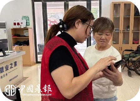 周路口街道云锦巷社区开展老年人养老认证帮代办便民服务