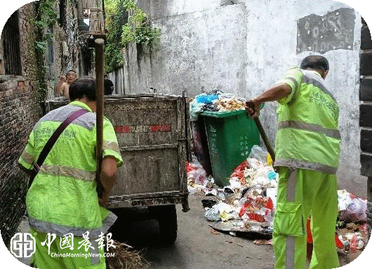太白园街道西瓜洲社区开展“抓实夏秋病媒防制 守护居民健康生活”爱国卫生主题活动