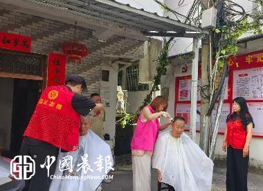 西郊街道东风坦社区联合名艺美业开展爱心义剪 暖心服务环卫工人与老年居民