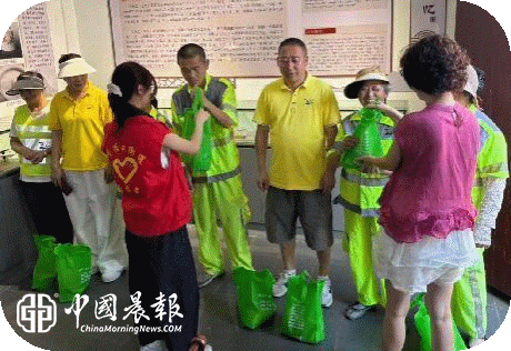 党旗送清凉 关怀暖一线 | 周路口街道金家弄社区开展慰问一线环卫工人活动 党旗送清凉 关怀暖一线 | 周路口街道金家弄社区开展慰问一线环卫工人活动
