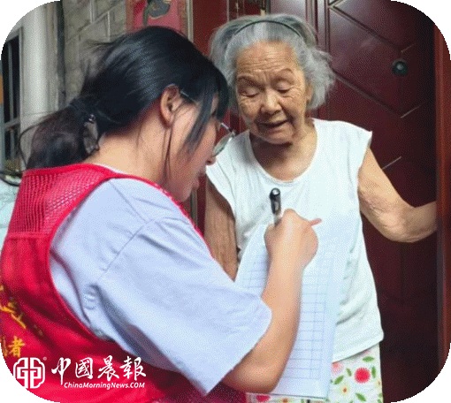 上门代办暖民心 高龄补贴零距离！太白园街道浙江路社区贴心服务守护“夕阳红”