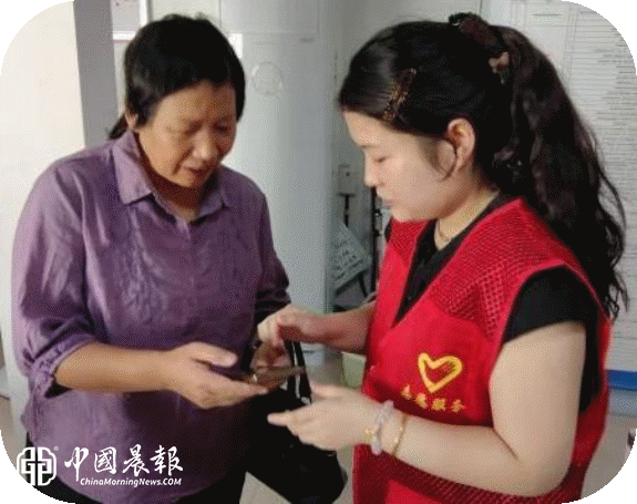 周路口街道赛跑坦社区开展社保业务帮代办便民服务活动