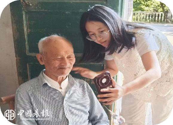 ​湘湖镇进坑村干部下户帮村民办实事