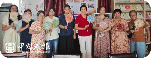 【我们的节日】西郊街道昌明社区开展“巧手制团扇,共话中秋情”团扇DIY活动 【我们的节日】西郊街道昌明社区开展“巧手制团扇,共话中秋情”团扇DIY活动