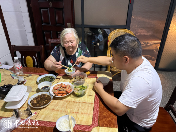 浙江：长虹社区送温暖 中秋陪伴不孤单