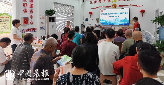 反诈宣传进社区 守护群众“钱袋子”|太白园街道小路园社区开展防非反诈主题宣传活动 反诈宣传进社区 守护群众“钱袋子”|太白园街道小路园社区开展防非反诈主题宣传活动