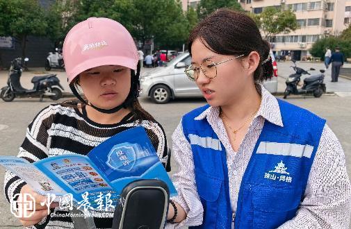 入户宣传零距离 反诈防线筑民心  |  昌河街道梦园社区开展反诈入户宣传活动