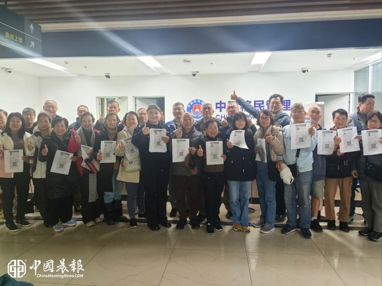 暖心延时办证件 情暖夕阳外籍老人出行路
