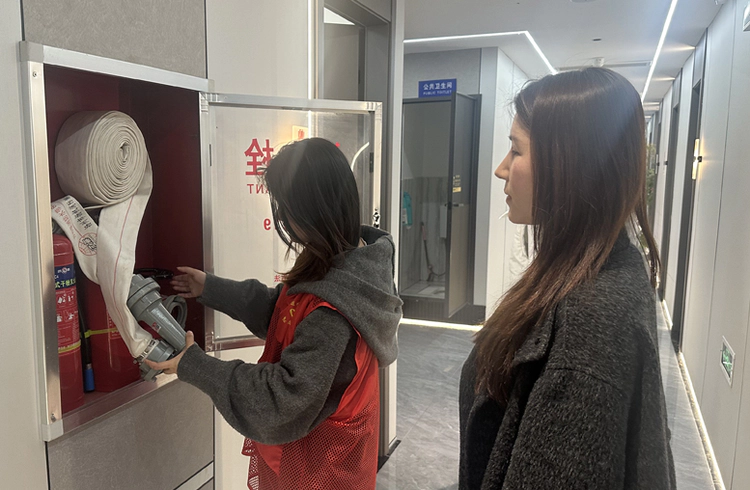 新村街道梅家岭社区开展安全消防专项检查行动助力优化营商环境