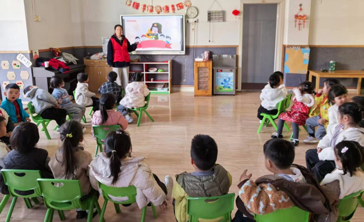 关爱护航伴成长 | 昌河街道梦园社区开展困境留守流动儿童学雷锋主题活动