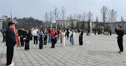 西郊街道:淘金岭社区联合弘文社区共同开展清明烈士祭扫活动