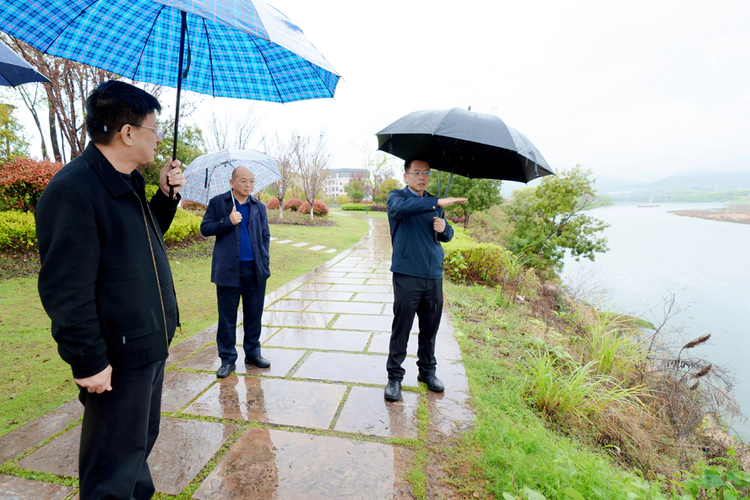 <span><b>2</b> / 5</span>吴财锋主持召开景德镇高新区安全稳定工作调度会并检查安全生产和防汛工作