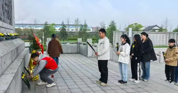 西郊街道森林社区:忆先烈守初心 文明祭扫践于行