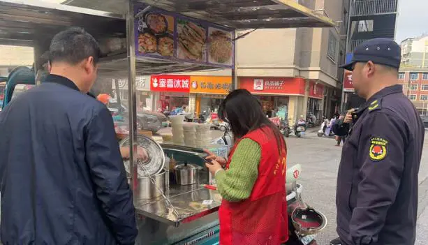 新村街道百眼井社区:联合执法守护校园周边“烟火气”筑牢安全防线