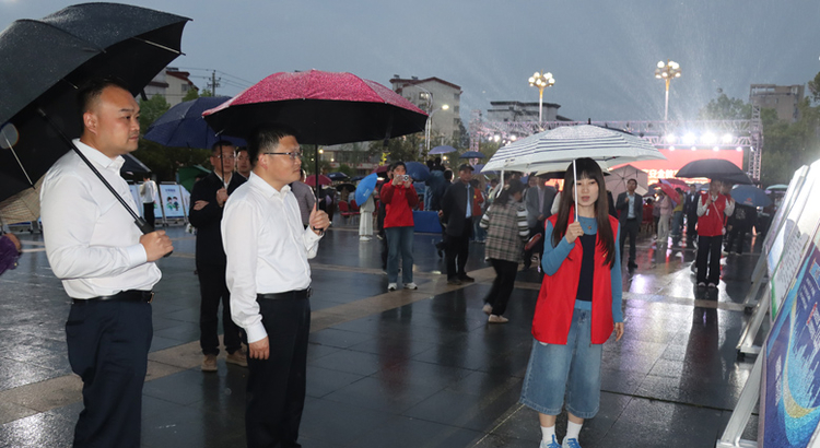 浮梁县举办“创瓷源文明城，筑茶乡安全墙”国家安全主题文艺汇演