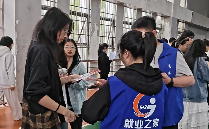 【为民办实事】青春逐梦正当时 就业服务伴前行|湘湖镇“5+2”就业之家走进景德镇陶瓷大学春招会