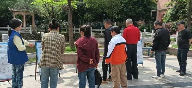 太白园街道曙光村社区开展“5+2”就业之家小型招聘会宣传活动